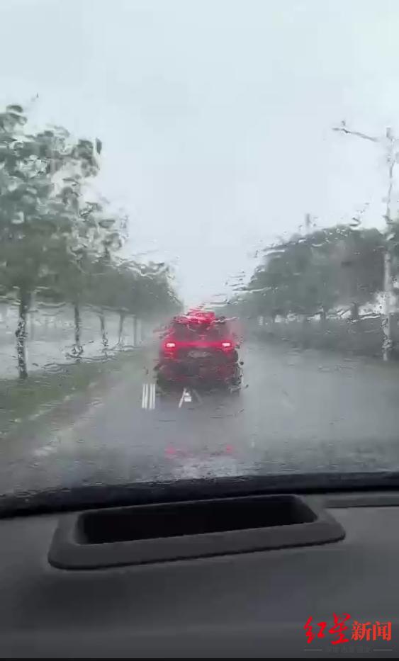 理想汽车车友汕头活动多车追尾 组织者：突遭大雨，车距较近，致5车追尾